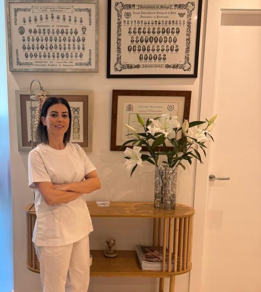 Fisioterapeuta realizando tratamiento en la pierna de un paciente en la clínica