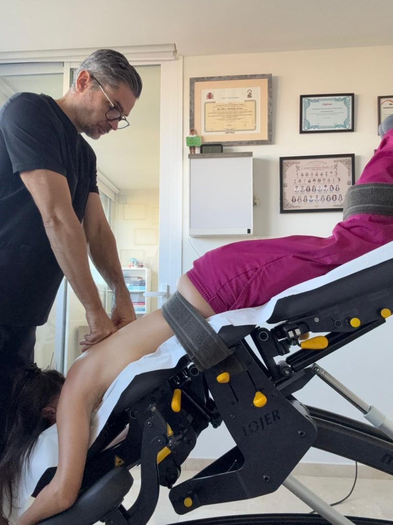 Fisioterapeuta Oliver Menéndez realizando tratamiento de terapia manual a un paciente